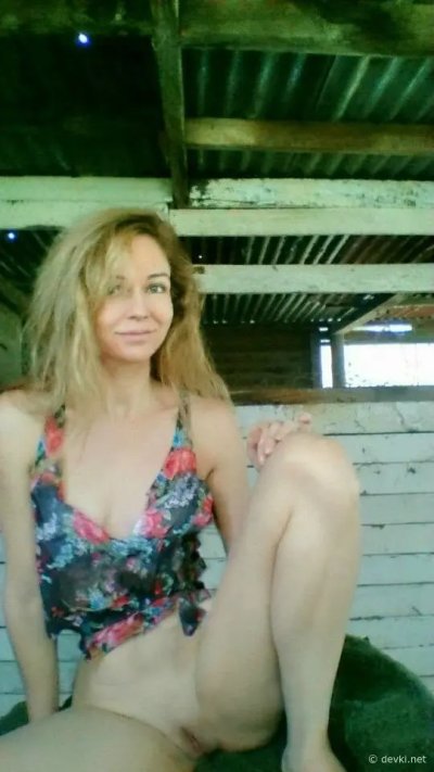 Сексуальная блонди в роскошной природе: фотосессия без трусиков