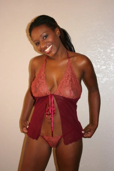 Привлекательная красотка с пышным бюстом