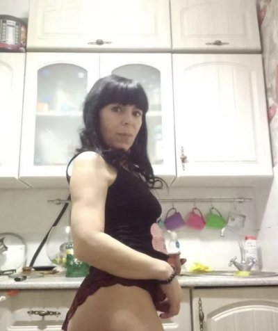 Развратная зрелка раздевается и показывает свои прелести в объективе