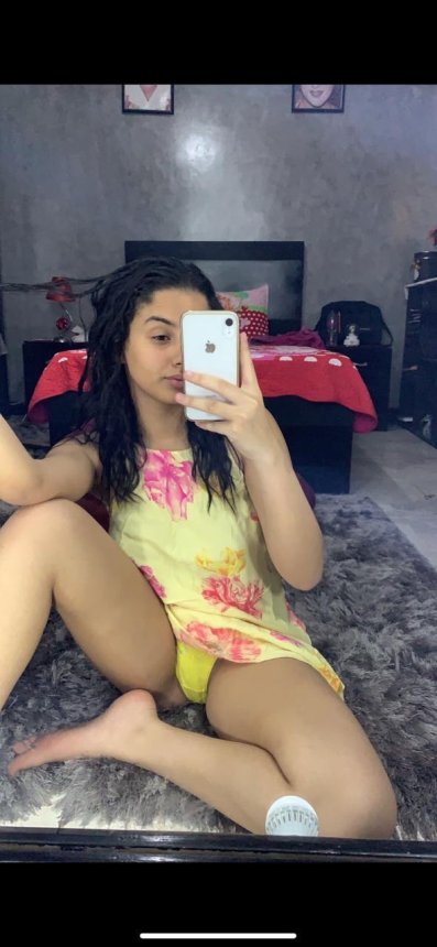 Фото красивой мулатки с большой грудью, которая демонстрирует свою фигуру