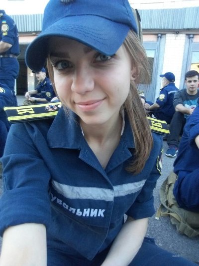 Молоденькая студентка раздевается перед камерой