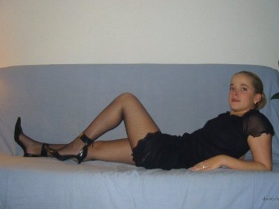 Девочка позирует и облизывает пенис