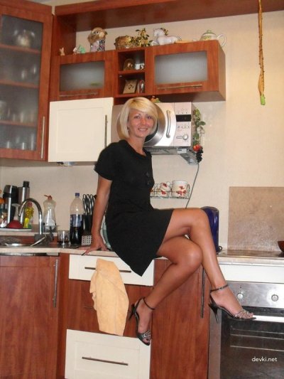 Женщина 32 лет ищет постоянного секс-партнера для создания любительских фото.