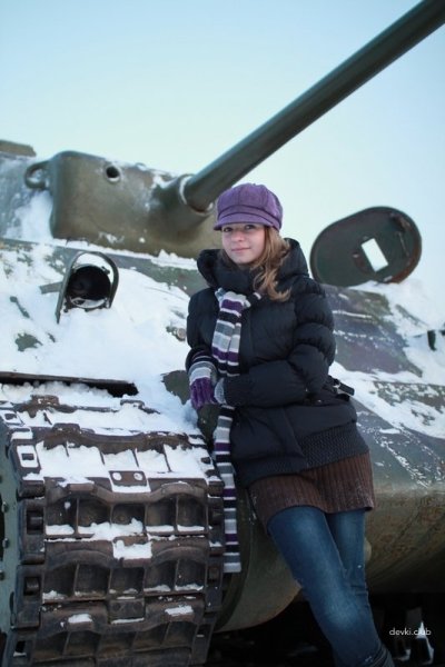 Школьница эротично показывает свои формы в снежной пустыне