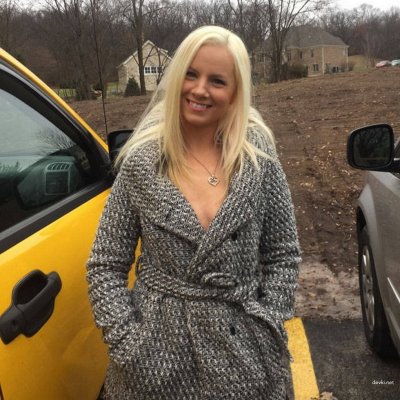 Сексуальная белокурая штучка раздевается на публике