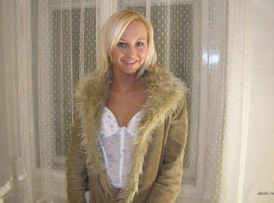 Личное фото очаровательной блондинки в интимной обстановке