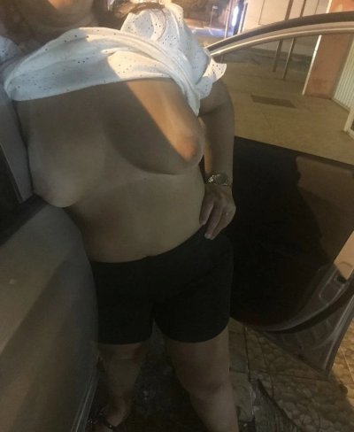 Знойная Лиза на релаксе: развратная мамочка отдыхает