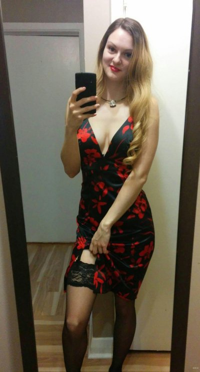 Сексапильная крошка делает откровенные селфи без одежды