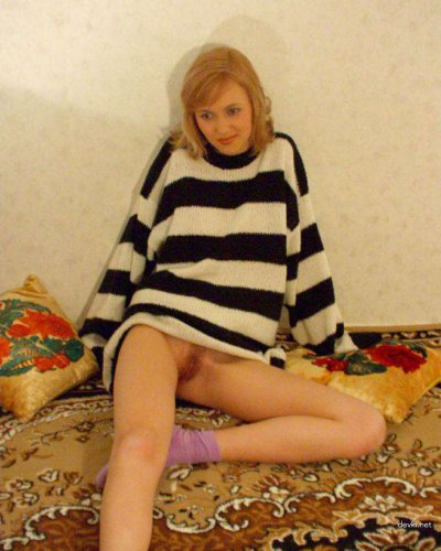 Девушка в уютном свитере демонстрирует свою интимную стрижку на лобке