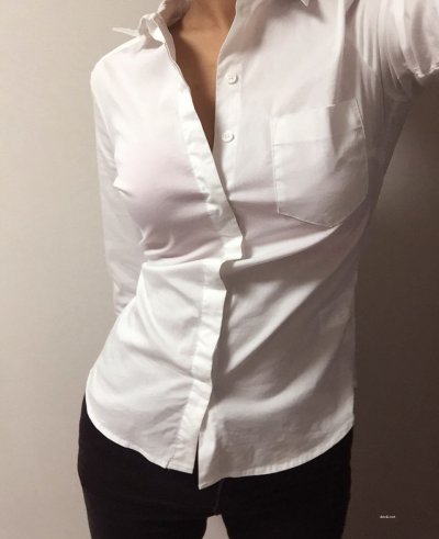 В сексуальной рубашке и страстном нижнем белье