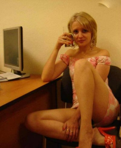 Под столом поласкала шефа пенис без ведома супруга