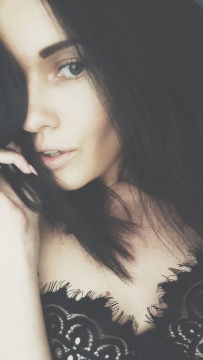 Горячие снимки соблазнительной красотки и ее формы в крупном плане