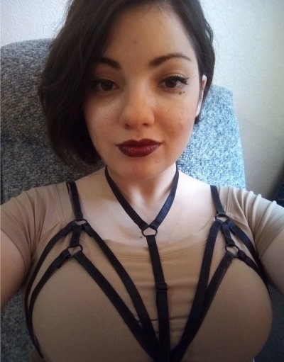 Поля наслаждается игрушкой для взрослых в одиночестве