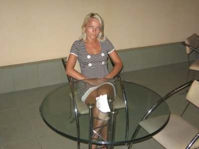 Взрослая дама демонстрирует свои прелести