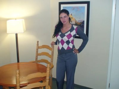 Темноволосая красотка с мокрой киской показала стриптиз