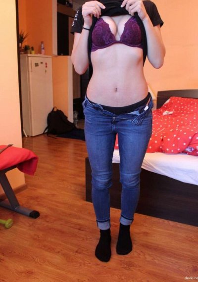 Студентка позирует перед камерой: горячие моменты на фото!