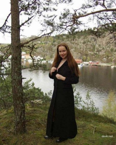 Оголтелая супруга раздевается до гола и демонстрирует свои изысканные кривые в природном окружении.