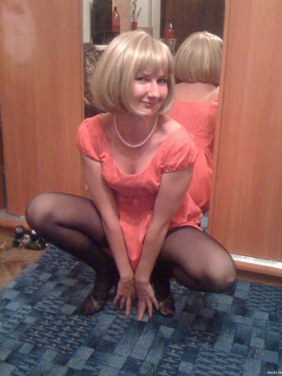 Красотка с крутой задницей сосет член парню