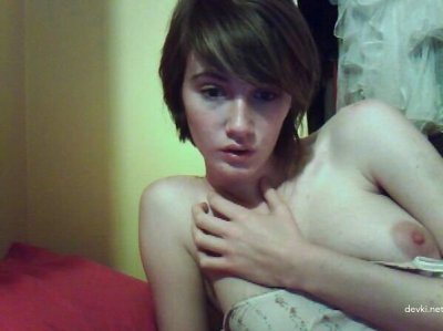 Красотка демонстрирует свое обнаженное тело!