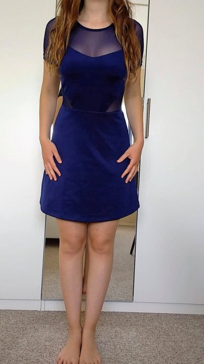 Девчонка показывает себя перед зеркалом