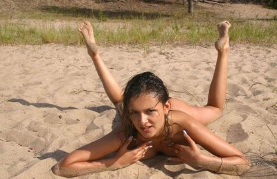 Красотка сняла одежду у воды