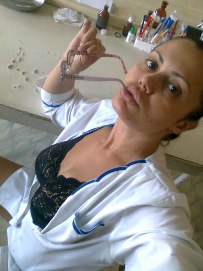 Развратная медсестра демонстрирует свою промежность