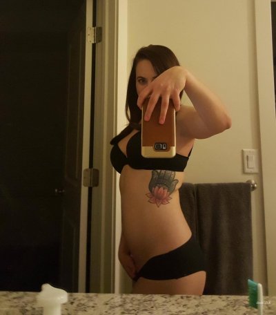 Девушка снимает свою горячую писечку на камеру