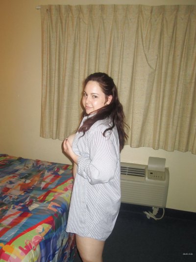 Соблазнительная красотка с изысканными формами ласкает свою интимную зону