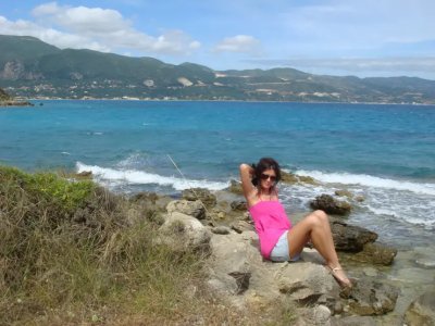 Сексапильная дама предпочитает загорать без верхней одежды