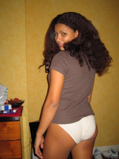 Привлекательная девушка без одежды: милый мулатка