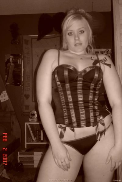 Пухлая дама продемонстрировала интимную зону