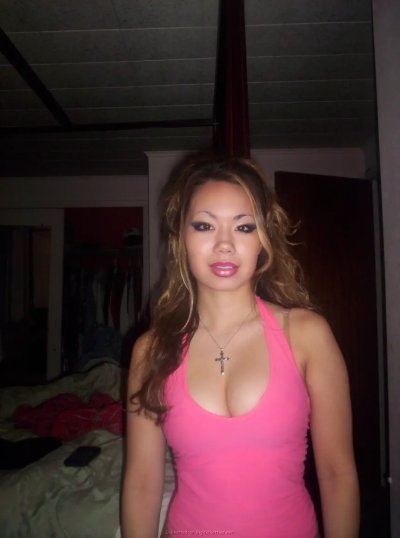 Молоденькая азиатка без трусиков фоткается для частного архива