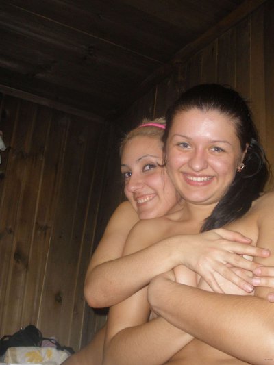 Девчонки отжигают в сауне: горячие поступи!