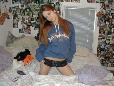 Брюнетка с ярким розовым игрушкой для наслаждения