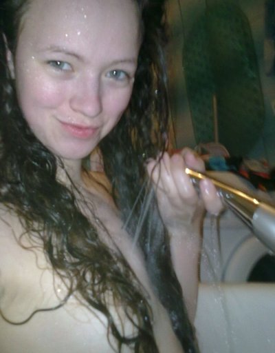 Сексуальная крошка обожает интим в душе и готовится к удовольствиям