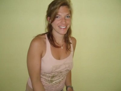 Искушающие выпуклости хозяйки с курчавой писей