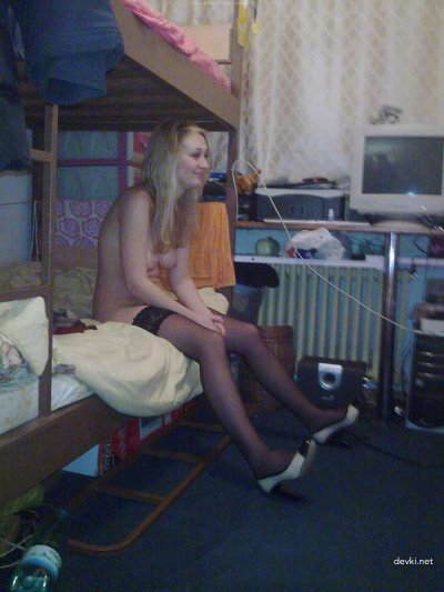 Дрючит свою подружку в студенческом общежитии