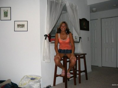 Голая женушка показывает свои прелести на камеру