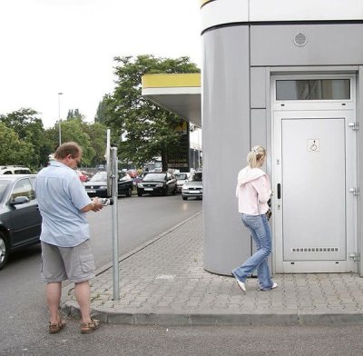 На заправке в туалете она получила неожиданный подарок