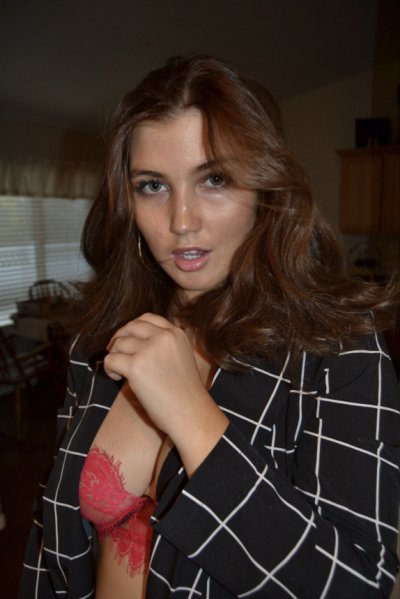 Кокетливая красотка в ванной томно демонстрировала свое обнаженное тело