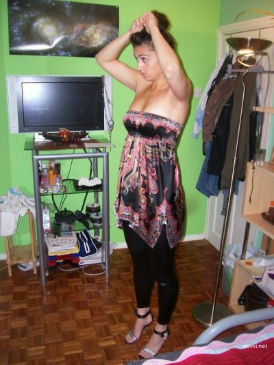 Супруга демонстрирует свою попку