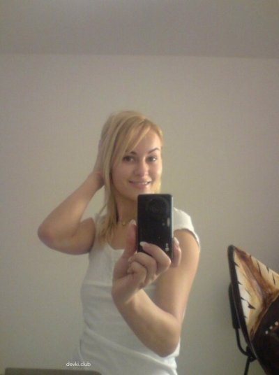 Сексуальная студентка раздевается догола