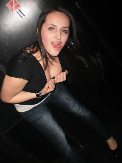 Шикарная крошка демонстрирует свои прелести