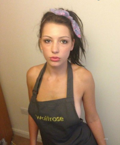 Развратная мамочка показывает свои прелести на кухне в одних трусиках