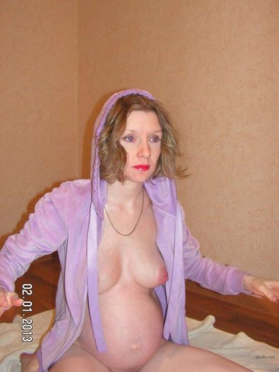 Молодая красавица наслаждается игрой с вибратором для удовольствия