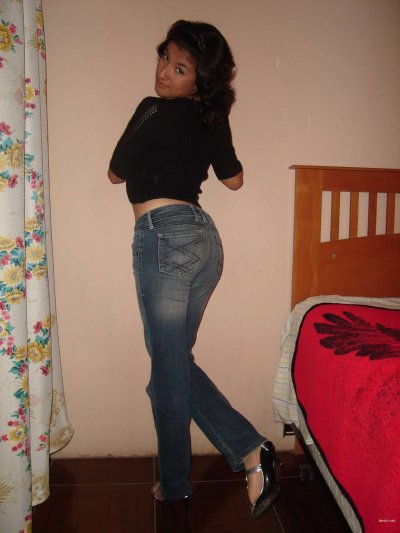 Милашка демонстрирует свои прелести