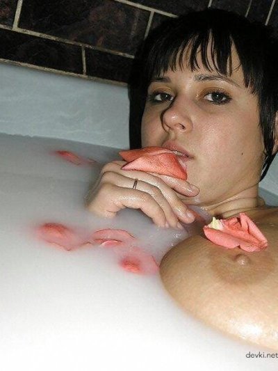 Красотка с обширной грудью показывает свое обнаженное тело