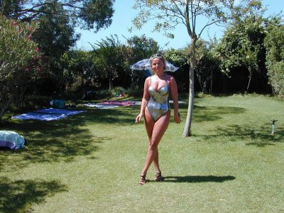 Пышная блондиночка с большой грудью на курорте