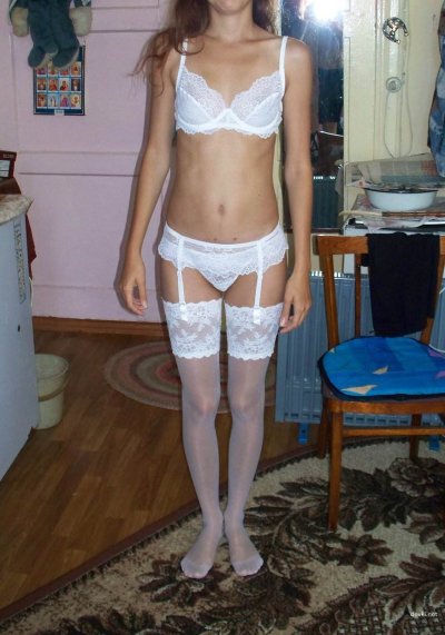 Фото интимной домашней красотки весьма стройной.