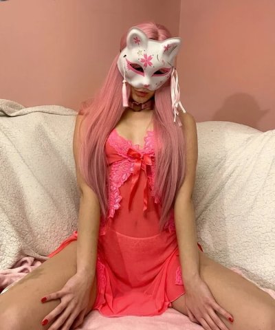 Шалунья в маске демонстрирует свою промежность